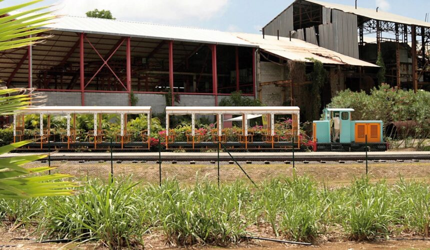 Beauport, le 22 juin 2021. Le train touristique et l'ancienne usine de Beauport dont une partie a été remise en état au premier plan.