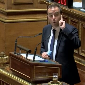 À la tribune du Sénat mercredi 1er décembre, le ministre des Outre-mer Sébastien Lecornu voit dans les propos d'Ary Chalus qui soutient que "ce sont les Guadeloupéens qui doivent décider pour la Guadeloupe et pas les députés et les sénateurs à Paris" une remise en cause du statut juridique du département où la loi de la République à vocation à s'appliquer. "Adapter n'est pas différencier" soutient le ministre pour qui "adapter une loi qui s'applique à des fonctionnaires hospitaliers relève de l'autonomie". À la tribune du Sénat mercredi 1er décembre, le ministre des Outre-mer Sébastien Lecornu voit dans les propos d'Ary Chalus qui soutient que "ce sont les Guadeloupéens qui doivent décider pour la Guadeloupe et pas les députés et les sénateurs à Paris" une remise en cause du statut juridique du département où la loi de la République à vocation à s'appliquer. "Adapter n'est pas différencier" soutient le ministre pour qui "adapter une loi qui s'applique à des fonctionnaires hospitaliers relève de l'autonomie".