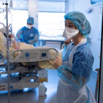 Covid-19 : les vaccins au pas de charge, les traitements à petits pas