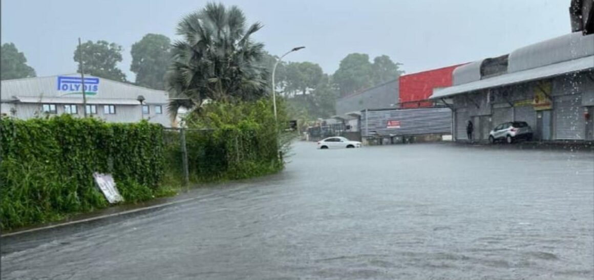 Des pluies diluviennes se sont abattues dimanche 6 novembre 2022 sur plusieurs communes de la Guadeloupe comme ici à Petit-Bourg provoquant des inondations et des glissements de terrain. Des pluies diluviennes se sont abattues dimanche 6 novembre 2022 sur plusieurs communes de la Guadeloupe comme ici à Petit-Bourg provoquant des inondations et des glissements de terrain.