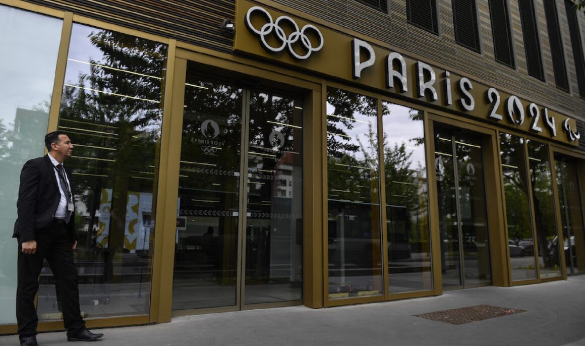 Un membre de la sécurité se tient à l'entrée du siège des Jeux olympiques de Paris 2024 (Cojo) à Saint-Denis dans le nord de Paris. Un membre de la sécurité se tient à l'entrée du siège des Jeux olympiques de Paris 2024 (Cojo) à Saint-Denis dans le nord de Paris.