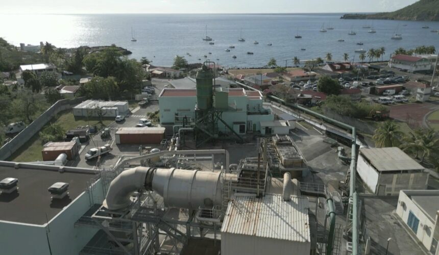 Grâce aux sources d'eau chaude de Bouillante, l'usine de géothermie contribue actuellement à 6 à 7% de la consommation d'électricité en Guadeloupe