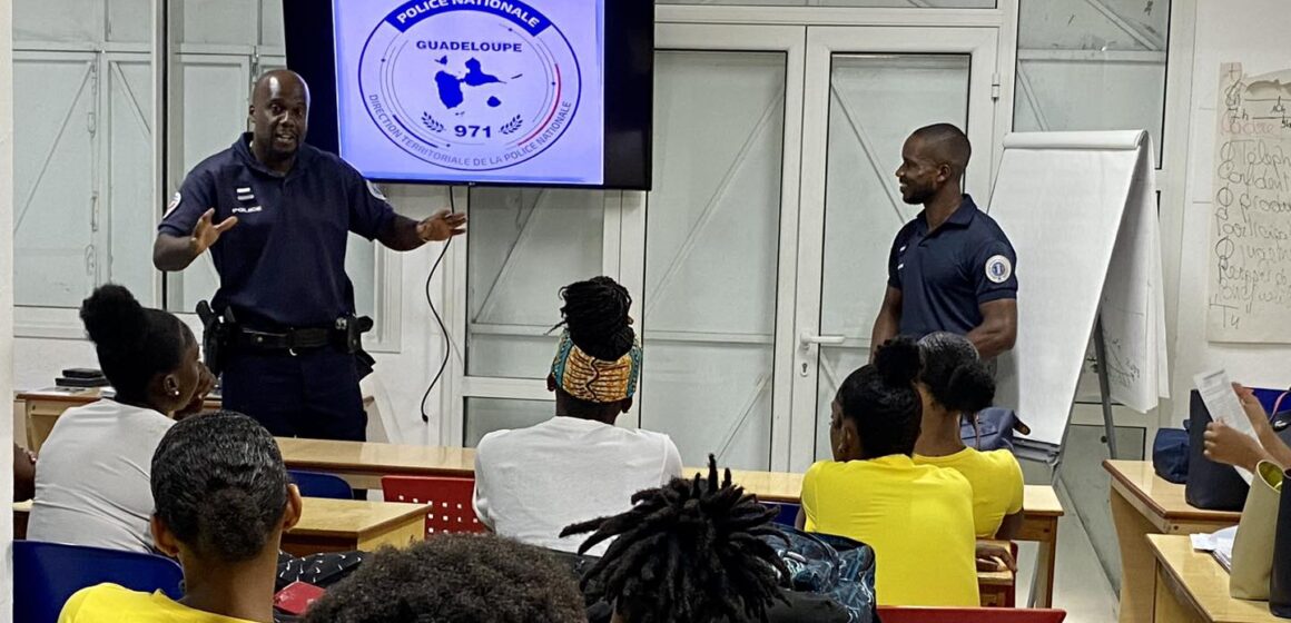 La police nationale participe aux journées portes ouvertes de l’auto-école Patrick aux Abymes le 7 décembre 2023. Photo : Police nationale de la Guadeloupe La police nationale participe aux journées portes ouvertes de l’auto-école Patrick aux Abymes le 7 décembre 2023. Photo : Police nationale de la GuadeloupeLa police nationale participe aux journées portes ouvertes de l’auto-école Patrick aux Abymes le 7 décembre 2023. Photo : Police nationale de la Guadeloupe