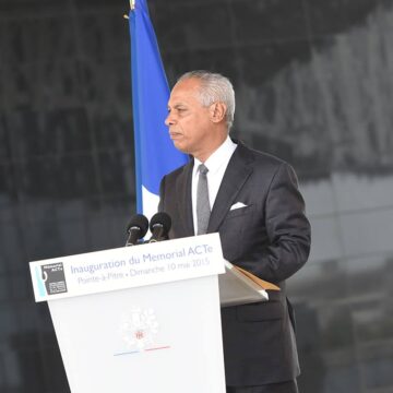Victorin Lurel, président du conseil régional de Guadeloupe à l'inauguration du Mémorial acte le 10 mai 2015 Victorin Lurel, président du conseil régional de Guadeloupe à l'inauguration du Mémorial acte le 10 mai 2015