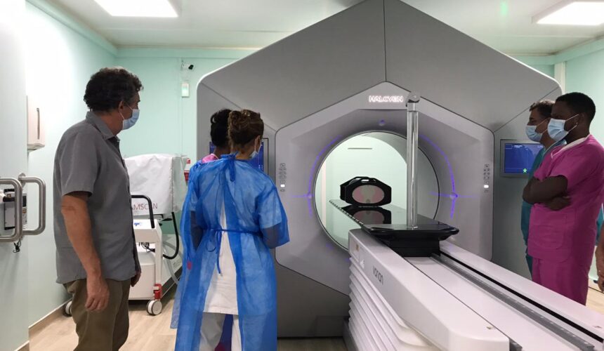 Depuis le 8 septembre 2020, les patients cancéreux ORL, prostate, pelvis et poumons sont pris en charge avec un nouvel accélérateur de particules de haute technologie qui réduit le temps de traitement de 30 mn à moins de 15mn. L’équipement coûte 3 millions d'euros (l'ARS a participé à hauteur de 1 million). Photo : CHU de Guadeloupe