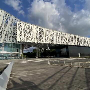 Vue extérieure depuis le littoral du Mémorial acte sous un ciel nuageux à Pointe-à-Pitre en Guadeloupe en janvier 2024. Vue extérieure depuis le littoral du Mémorial acte sous un ciel nuageux à Pointe-à-Pitre en Guadeloupe en janvier 2024.