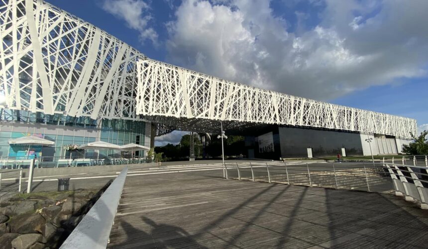 Vue extérieure depuis le littoral du Mémorial acte sous un ciel nuageux à Pointe-à-Pitre en Guadeloupe en janvier 2024.