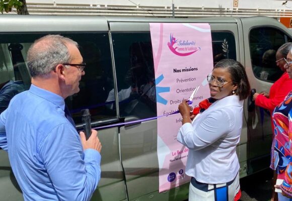 Justine Bénin, la coordonnatrice interministérielle aux droits des femmes en Outre-mer, et le préfet Xavier Lefort dévoilent le 21 février 2024, le bus de Gerty, outil de lutte contre la précarité féminine. Photo : FB Préfecture de Guadeloupe.