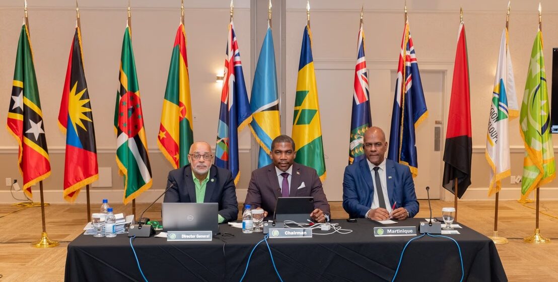 Serge Letchimy (à droite), président de la collectivité territoriale de Martinique est venu à la 74ème session de l'autorité de l'Organisation des États de la Caraïbe orientale (OECO), rassemblant les chefs d'État, de gouvernement des états et territoires insulaires membres. Photo : OECS Serge Letchimy (à droite), président de la collectivité territoriale de Martinique est venu à la 74ème session de l'autorité de l'Organisation des États de la Caraïbe orientale (OECO), rassemblant les chefs d'État, de gouvernement des états et territoires insulaires membres. Photo : OECS