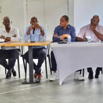 Le 16 février 2024, des producteurs de canne-à-sucre invitent les 4 députés de Guadeloupe et des maires à une réunion publique pour expliquer leur revendication d'augmentation du prix de la tonne de canne. Photo : FB : Christian Baptiste Le 16 février 2024, des producteurs de canne-à-sucre invitent les 4 députés de Guadeloupe et des maires à une réunion publique pour expliquer leur revendication d'augmentation du prix de la tonne de canne. Photo : FB : Christian Baptiste