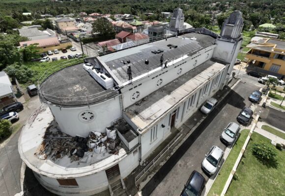 La réparation de la toiture de l’église Sainte Trinité à Lamentin a été lancée le 25 mars. Photo : Ville Lamentin Guadeloupe