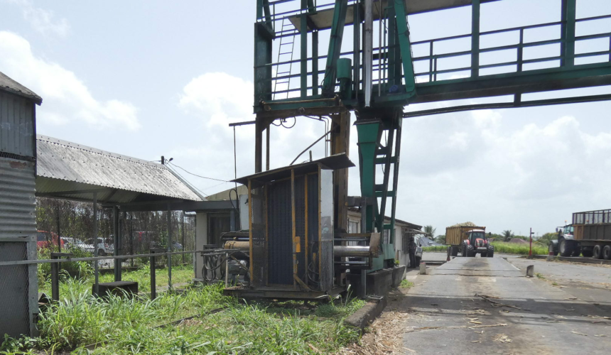 Livraison de cannes à l'usine Gardel au Moule en Guadeloupe