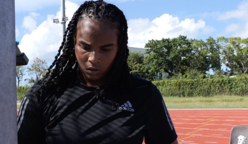 Princesse Hyman, vice championne d'Europe du lancer de disque à l'âge de 16 ans en 2022, en photo à l’entraînement au Creps de Pointe-à-Pitre en Guadeloupe en 2023. Photo : Ingrid Franchi
