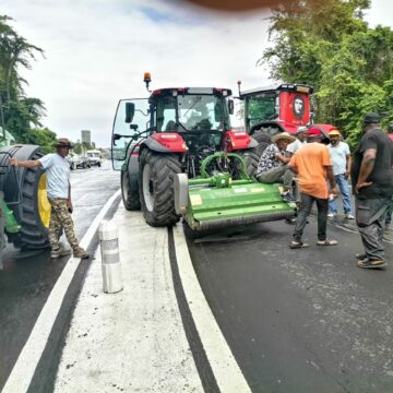 La grogne des planteurs de canne atteint son paroxysme avec le blocage jeudi 25 et vendredi 26 avril 2024 de toutes les entrées de la zone industrielle de Jarry à Baie-Mahault. Photo : Le Courrier de Guadeloupe