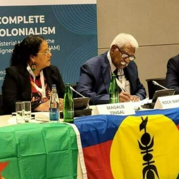 À Baku, capitale de l’Azerbaïdjan, était organisé en juillet 2023 le sommet ministériel du mouvement des Non-alignés. Lors de la table ronde « Vers une complète élimination du colonialisme », Rock Wamytan, président du Congrès de la Nouvelle-Calédonie a déclaré que la politique de la France contre le peuple de Nouvelle-Calédonie se poursuit toujours. « La France ne se retire pas de sa position. Notre nation est très attachée à son histoire et veut faire entendre sa voix à l'international », a-t-il précisé.