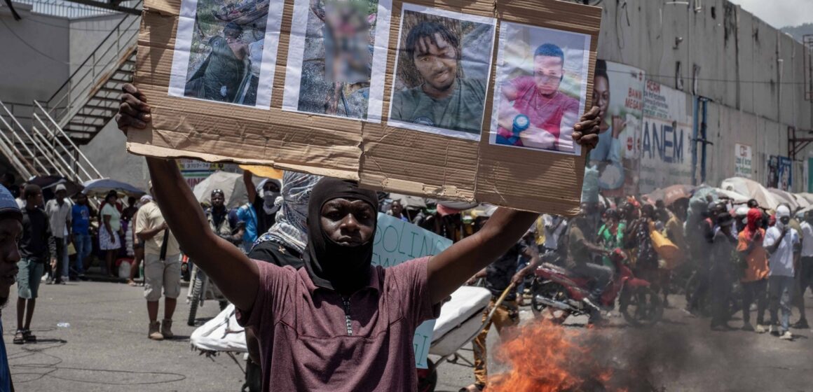 Des centaines de manifestants, dont des citoyens et des policiers du quartier Solino, défilent dans les rues à Port-au-Prince, la capitale d’Haïti, le 12 juin (photo ci-dessus). Ils réclament justice pour les trois policiers anti-gang tués le 9 juin par des gangs alors qu’ils patrouillaient dans une partie de la capitale contrôlée par le chef de gang Jimmy « Barbecue » Cherizier. Photo : Jean Feguens Regala/SIPA/2406131401 Des centaines de manifestants, dont des citoyens et des policiers du quartier Solino, défilent dans les rues à Port-au-Prince, la capitale d’Haïti, le 12 juin (photo ci-dessus). Ils réclament justice pour les trois policiers anti-gang tués le 9 juin par des gangs alors qu’ils patrouillaient dans une partie de la capitale contrôlée par le chef de gang Jimmy « Barbecue » Cherizier. Photo : Jean Feguens Regala/SIPA/2406131401