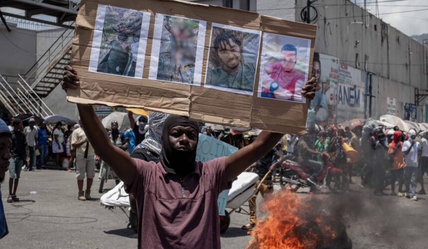 Des centaines de manifestants, dont des citoyens et des policiers du quartier Solino, défilent dans les rues à Port-au-Prince, la capitale d’Haïti, le 12 juin (photo ci-dessus). Ils réclament justice pour les trois policiers anti-gang tués le 9 juin par des gangs alors qu’ils patrouillaient dans une partie de la capitale contrôlée par le chef de gang Jimmy « Barbecue » Cherizier. Photo : Jean Feguens Regala/SIPA/2406131401