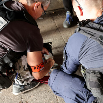 La CRS 8 est déployée pour lutter contre les trafics de drogues dans le quartier Pissevin. Le maire de Nîmes Jean-Paul Fournier a pris la décision lundi de fermer la médiathèque à la suite des pressions exercées sur le personnel par des trafiquants de drogue. Photo : Alain Robert / Sipa / 2306071911 La CRS 8 est déployée pour lutter contre les trafics de drogues dans le quartier Pissevin. Le maire de Nîmes Jean-Paul Fournier a pris la décision lundi de fermer la médiathèque à la suite des pressions exercées sur le personnel par des trafiquants de drogue. Photo : Alain Robert / Sipa / 2306071911