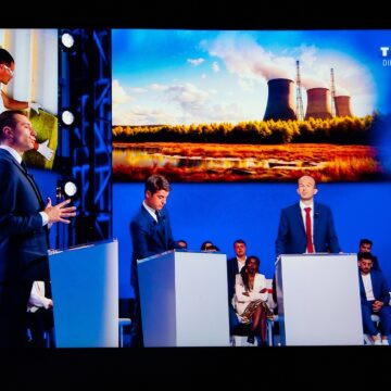 A cinq jours du 1er tour des élections législatives anticipées, Jordan Bardella pour le Rassemblement national, Gabriel Attal pour le camp présidentiel, Manuel Bompard de LFI pour le Nouveau Front populaire débattent sur TF1 à la télévision ce mardi 25 juin 2024 au soir. Photo :Jeanne Accorsini / Sipa / 2406252250 A cinq jours du 1er tour des élections législatives anticipées, Jordan Bardella pour le Rassemblement national, Gabriel Attal pour le camp présidentiel, Manuel Bompard de LFI pour le Nouveau Front populaire débattent sur TF1 à la télévision ce mardi 25 juin 2024 au soir. Photo :Jeanne Accorsini / Sipa / 2406252250