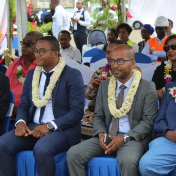 Le ministre chargé de l’Outre-Mer Jean-François Carenco (à gauche) en visite à Mayotte le 23 août 2022 sur le site du chantier Caribus, en présence du président de la communauté d’agglomération Cadema, Rachadi Saindou (2e depuis la gauche) et du 1er vice-président du conseil départemental, Salime Mdéré (3e depuis la gauche). Photo : FB Département de Mayotte Le ministre chargé de l’Outre-Mer Jean-François Carenco (à gauche) en visite à Mayotte le 23 août 2022 sur le site du chantier Caribus, en présence du président de la communauté d’agglomération Cadema, Rachadi Saindou (2e depuis la gauche) et du 1er vice-président du conseil départemental, Salime Mdéré (3e depuis la gauche). Photo : FB Département de Mayotte