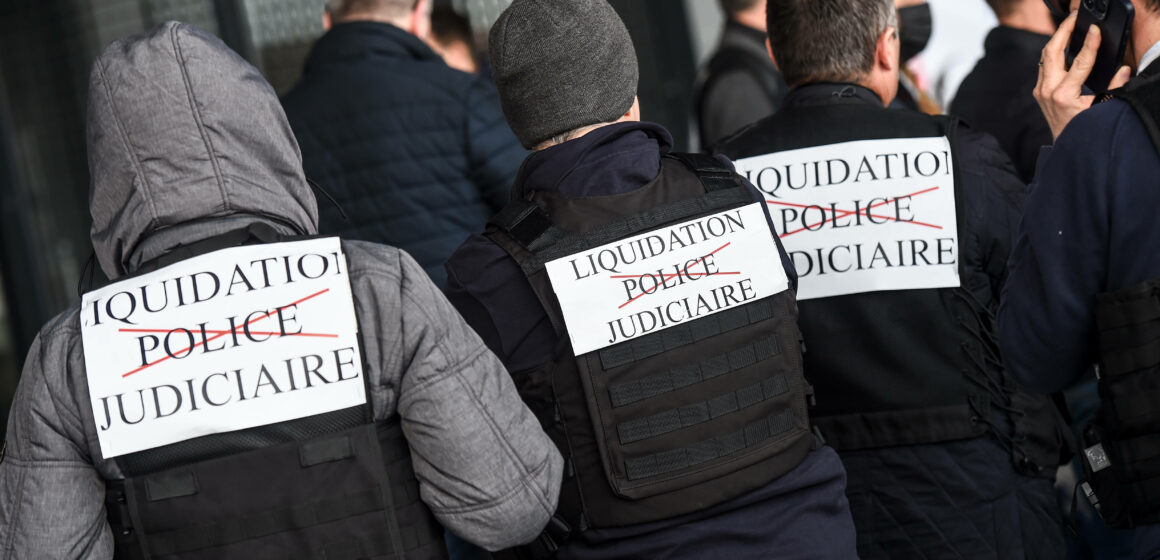 Le 16 mars 2023, des policiers judiciaires sont rassemblés lors d'une manifestation contre la réforme prévue de la police judiciaire (PJ) devant le palais de justice de Nantes, dans l'ouest de la France. Ils s’opposent à la réforme qui verrait le risque d'un 'nivellement par le bas' de la prestigieuse police judiciaire, chargée des crimes et des enquêtes les plus complexes. Photo :Sébastien Salom-Gomis / Sipa / 2303161323Photo :Sébastien Salom-Gomis / Sipa / 2303161323 Le 16 mars 2023, des policiers judiciaires sont rassemblés lors d'une manifestation contre la réforme prévue de la police judiciaire (PJ) devant le palais de justice de Nantes, dans l'ouest de la France. Ils s’opposent à la réforme qui verrait le risque d'un 'nivellement par le bas' de la prestigieuse police judiciaire, chargée des crimes et des enquêtes les plus complexes. Photo :Sébastien Salom-Gomis / Sipa / 2303161323Photo :Sébastien Salom-Gomis / Sipa / 2303161323