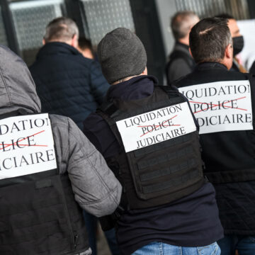 Le 16 mars 2023, des policiers judiciaires sont rassemblés lors d'une manifestation contre la réforme prévue de la police judiciaire (PJ) devant le palais de justice de Nantes, dans l'ouest de la France. Ils s’opposent à la réforme qui verrait le risque d'un 'nivellement par le bas' de la prestigieuse police judiciaire, chargée des crimes et des enquêtes les plus complexes. Photo :Sébastien Salom-Gomis / Sipa / 2303161323Photo :Sébastien Salom-Gomis / Sipa / 2303161323