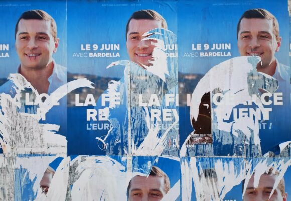 Affiche de campagne déchirées du Rassemblement national au premier tour des législatives anticipées de juin 2024