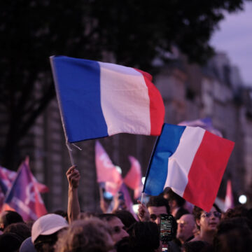 Des milliers de soutiens du Nouveau front populaire sont réunis au soir du premier tour des élections législatives, Place de la République à Paris, le 30 juin pour lancer la campagne du second tour et contre l'extrême droite et le Rassemblement National. Crédit : Anton Karliner / Sipa / 2406302242 Des milliers de soutiens du Nouveau front populaire sont réunis au soir du premier tour des élections législatives, Place de la République à Paris, le 30 juin pour lancer la campagne du second tour et contre l'extrême droite et le Rassemblement National. Crédit : Anton Karliner / Sipa / 2406302242
