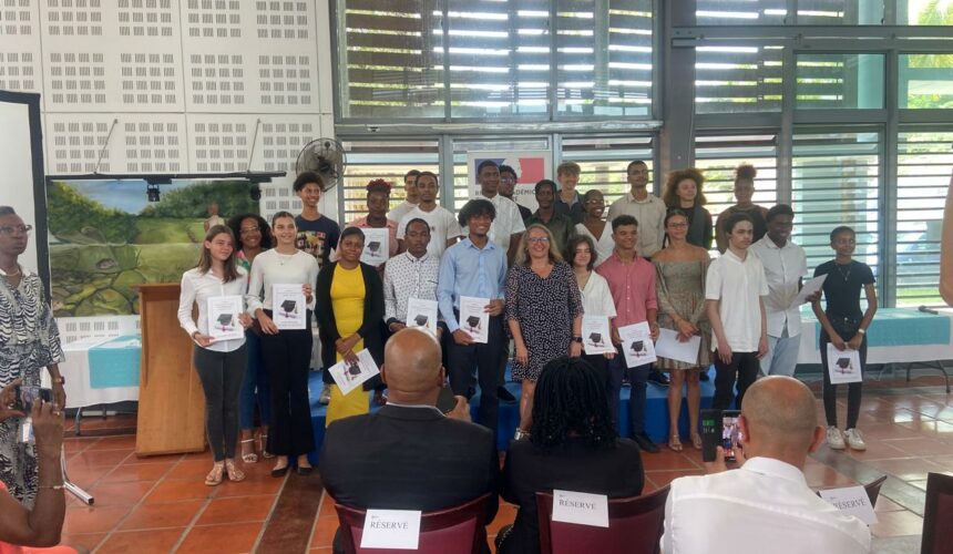 Cérémonie de récompenses en faveur du meilleur bachelier de chaque établissement de Guadeloupe, le 9 juillet au lycée hôtelir au Gosier. Photo : Le Courrier de Guadeloupe
