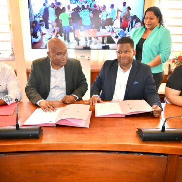 Le 8 mars 2023, Bernard Pancrel (2e à gauche) signait un "contrat péyi" avec Guy Losbar (3e à gauche), président du Département, pour cofinancer plusieurs projets, dont la rénovation de la gare maritime et du stade municipal. Photo : FB Commune de Saint-François Le 8 mars 2023, Bernard Pancrel (2e à gauche) signait un "contrat péyi" avec Guy Losbar (3e à gauche), président du Département, pour cofinancer plusieurs projets, dont la rénovation de la gare maritime et du stade municipal. Photo : FB Commune de Saint-François