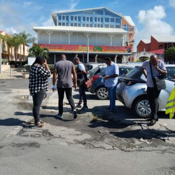 Le 13 septembre, le maire de Saint-François, Jean-Luc Périan, accompagné des élus M. Suédois et Mme Brosius, dresse le bilan des travaux routiers à venir dans le bourg avec les services techniques, représentés par Mme Jean-Noël, et le bureau d'étude Vialis, représenté par M. Nicolas Bruno. Photo : FB Commune de Saint-François Le 13 septembre, le maire de Saint-François, Jean-Luc Périan, accompagné des élus M. Suédois et Mme Brosius, dresse le bilan des travaux routiers à venir dans le bourg avec les services techniques, représentés par Mme Jean-Noël, et le bureau d'étude Vialis, représenté par M. Nicolas Bruno. Photo : FB Commune de Saint-François