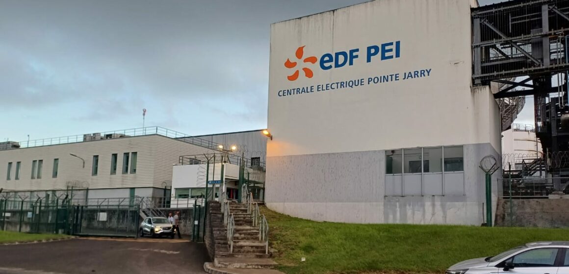 Entrée de la centrale électrique EDF PEI à Baie-Mahault, Guadeloupe, le 30 septembre 2024. Photo : Le Courrier de Guadeloupe Entrée de la centrale électrique EDF PEI à Baie-Mahault, Guadeloupe, le 30 septembre 2024. Photo : Le Courrier de Guadeloupe
