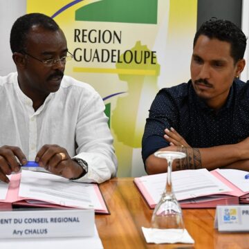 Charly Vincent (à droite), président du comité des peches de Guadeloupe à coté du président e Région Ary Chalus. Photo : FB Région Guadeloupe