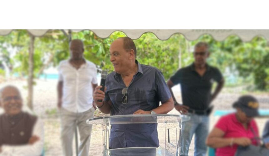Jean-Marie Hubert, maire de Port-Louis, prononce un discours sur la plage du souffleur le 21 juillet 2024, à l'occasion du 170e anniversaire de l'arrivée des premiers Indiens en Guadeloupe. Photo : FB Commune de Port-Louis