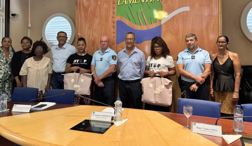 Mardi 18 février, la mairie a accueilli la présentation officielle des mallettes d’urgence conçues par le Collectif de femmes d’Outre-Mer et du monde. Photo : FB Ville de Lamentin
