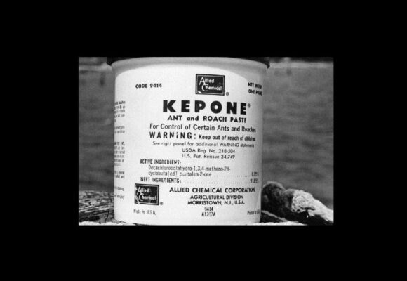 Ce conteneur contient du Képone, le nom de marque du chlordécone, un insecticide synthétique hautement toxique produit de 1966 à 1975. Photo : DR Daily Press Archive