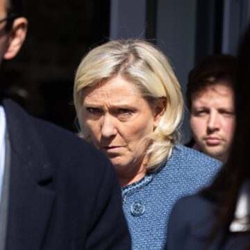 Marine Le Pen, présidente du groupe parlementaire d'extrême droite du Rassemblement national (RN), quitte le tribunal de Paris ce 31 mars après son procès pour suspicion de détournement de fonds publics européens. Le tribunal l’a reconnue coupable, et rendu un verdict qui l'empêche de se présenter aux élections et pourrait compromettre ses chances de se présenter à la prochaine élection présidentielle de 2027. Photo : Thomas Hubert / Sipa Marine Le Pen, présidente du groupe parlementaire d'extrême droite du Rassemblement national (RN), quitte le tribunal de Paris ce 31 mars après son procès pour suspicion de détournement de fonds publics européens. Le tribunal l’a reconnue coupable, et rendu un verdict qui l'empêche de se présenter aux élections et pourrait compromettre ses chances de se présenter à la prochaine élection présidentielle de 2027. Photo : Thomas Hubert / Sipa