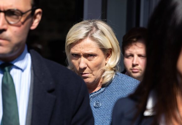 Marine Le Pen, présidente du groupe parlementaire d'extrême droite du Rassemblement national (RN), quitte le tribunal de Paris ce 31 mars après son procès pour suspicion de détournement de fonds publics européens. Le tribunal l’a reconnue coupable, et rendu un verdict qui l'empêche de se présenter aux élections et pourrait compromettre ses chances de se présenter à la prochaine élection présidentielle de 2027. Photo : Thomas Hubert / Sipa