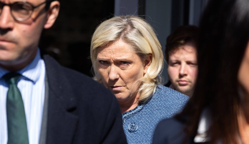 Marine Le Pen, présidente du groupe parlementaire d'extrême droite du Rassemblement national (RN), quitte le tribunal de Paris ce 31 mars après son procès pour suspicion de détournement de fonds publics européens. Le tribunal l’a reconnue coupable, et rendu un verdict qui l'empêche de se présenter aux élections et pourrait compromettre ses chances de se présenter à la prochaine élection présidentielle de 2027. Photo : Thomas Hubert / Sipa