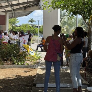 Pour la journée de mobilisation contre les 89 suppressions de poste, le 20 mars, devant le rectorat, très peu d’enseignants ont fait le déplacement. Photo : Stécy Lancastre / LCG