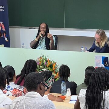 Université des Antilles campus de Fouillole, 9 avril. Caroline Calbo procureure de la République de Pointe-à-Pitre et Keros-N chanteur de dancehall, débattent de la citoyenneté en Guadeloupe devant un parterre d’étudiants et quelques personnalités. Photo : Le Courrier de Guadeloupe Université des Antilles campus de Fouillole, 9 avril. Caroline Calbo procureure de la République de Pointe-à-Pitre et Keros-N chanteur de dancehall, débattent de la citoyenneté en Guadeloupe devant un parterre d’étudiants et quelques personnalités. Photo : Le Courrier de Guadeloupe