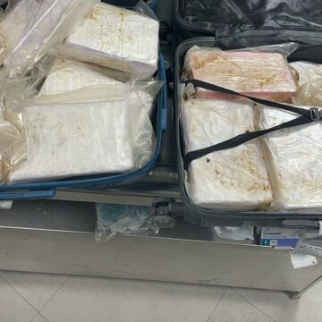 Plus de 200 kg de cocaïne dans des valises ont été saisis mardi à l'aéroport de Roissy-Charles-de-Gaulle, à l'arrivée d'un vol en provenance de Fort-de-France (Martinique), ont annoncé les douanes vendredi 7 mars. Photo : Douanes françaises