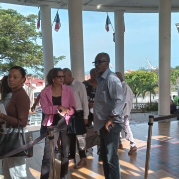 Ary Chalus (de profil) président de Région, et Marie-Luce Penchard (veste rose) première vice-présidente de Région, à l’entrée de la cour d’Appel de Basse-Terre, 20 mai 2025. Photo : Thierry Gadault / LCG
