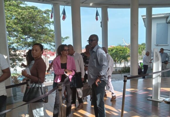 Ary Chalus (de profil) président de Région, et Marie-Luce Penchard (veste rose) première vice-présidente de Région, à l’entrée de la cour d’Appel de Basse-Terre, 20 mai 2025. Photo : Thierry Gadault / LCG