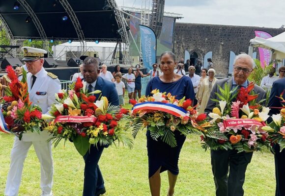 Le préfet Xavier Lefort (à gauche) à l’occasion de la cérémonie commémorative de la deuxième et définitive abolition de l’esclavage en Guadeloupe (27 mai) au Fort Delgrès à Basse-Terre. Photo : Préfecture Guadeloupe