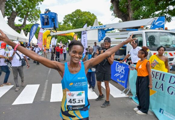 A Vieux-Habitants, c’est Christina Laurent de Team Riviera du levant qui franchit la première la ligne d’arrivée du Relais inter-entreprises du 27 mai. Photo : Riviera du levant officiel