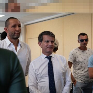 Manuel Valls ministre des Outre-mer rencontres les victimes guadeloupéennes des airbags défectueux Takata dans le cadre de sa visite officielle en Guadeloupe le 16 mars 2025. Photo : Sandrine Gueymard / Hans Lucas / AFP