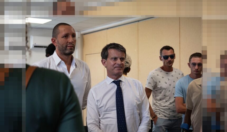 Manuel Valls ministre des Outre-mer rencontres les victimes guadeloupéennes des airbags défectueux Takata dans le cadre de sa visite officielle en Guadeloupe le 16 mars 2025. Photo : Sandrine Gueymard / Hans Lucas / AFP