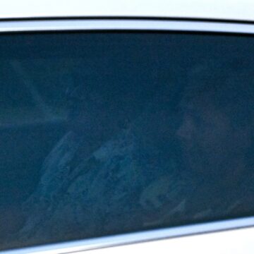 Le militant kanak Christian Tein (à gauche) quitte la prison de Mulhouse-Lutterbach où il était détenu depuis près d'un an, à Lutterbach, dans l'est de la France, le 12 juin 2025. Le dirigeant indépendantiste kanak Christian Tein, placé en détention provisoire depuis un an dans le cadre de l'enquête sur les révoltes émeutières en Nouvelle-Calédonie au printemps 2024, a été libéré le 12 juin 2025 par la Cour d'appel de Paris. Photo par Sébastien Bozon / AFP