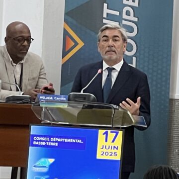 Me Michel Collat, avocat fiscaliste, présente son étude « Analyse des modalités de mise en œuvre d'une politique fiscale adaptée à la Guadeloupe » dans l’hémicycle du Département à Basse-Terre le 17 juin lors du 19e congrès des élus territoriaux. Photo : LCG
